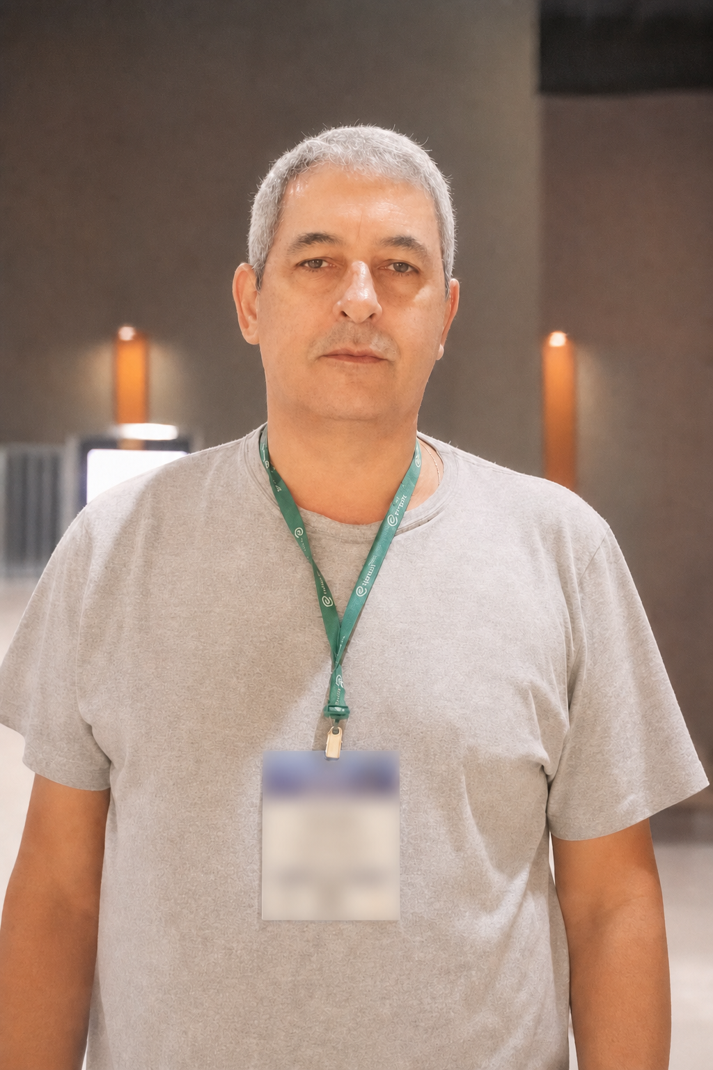 Julio Pires em um evento profissional